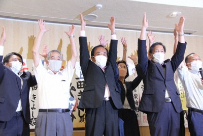 当選確実の報を受け、万歳する上田清司氏（中央）＝埼玉県朝霞市で2022年7月10日午後8時13分、岡礼子撮影
