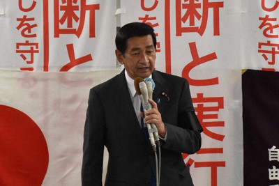当選確実の知らせを受け、あいさつする関口昌一氏＝さいたま市浦和区で2022年7月10日午後8時11分、成澤隼人撮影