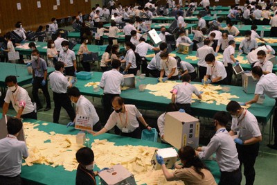 参院選の開票作業＝新潟県長岡市で2022年7月10日、板鼻幸雄撮影