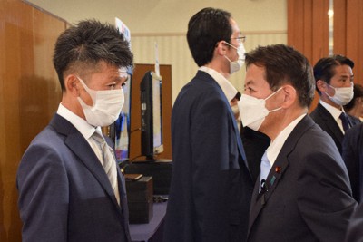 敗戦が決まり、宮下一郎氏（衆院長野5区）と話す松山三四六氏（左）＝長野市で2022年7月10日、去石信一撮影