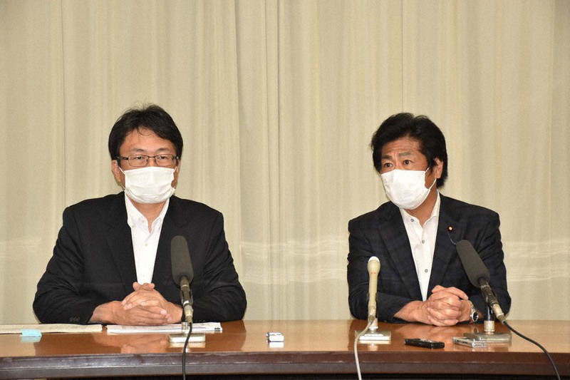 選挙戦を振り返る自民党県連の田村憲久会長（右）と津田健児幹事長＝津市の県庁で、2022年7月11日、朝比奈由佳撮影