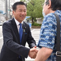 参院選の当選を報告し、支援者と握手を交わす福山哲郎氏（左）＝京都市下京区で2022年7月11日午前8時4分、添島香苗撮影