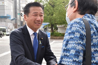 参院選の当選を報告し、支援者と握手を交わす福山哲郎氏（左）＝京都市下京区で2022年7月11日午前8時4分、添島香苗撮影