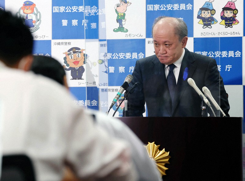 安倍晋三元首相銃撃事件を受けての記者会見で、厳しい表情を見せる警察庁の中村格長官(右)=東京都千代田区で2022年7月12日午後5時35分、宮武祐希撮影