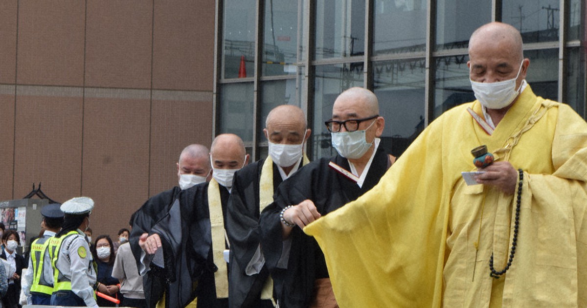 大変な悲劇」に祈り 銃撃現場で西大寺僧侶が読経 奈良 ／奈良 | 毎日新聞