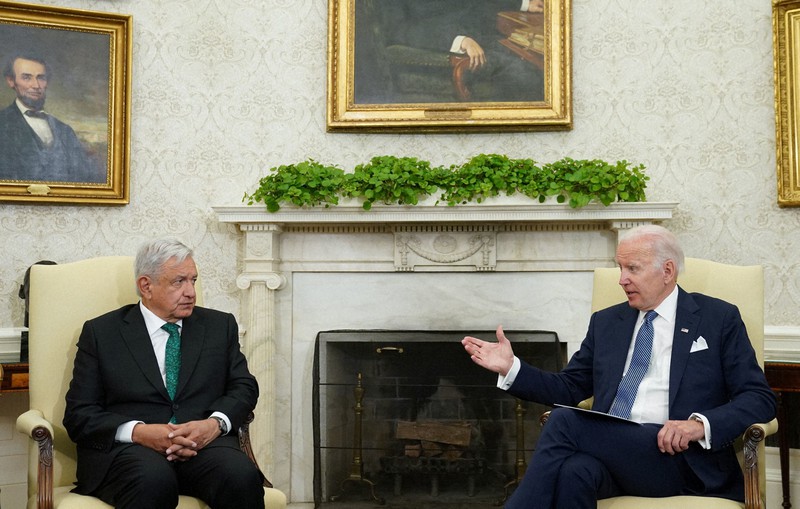 メキシコのロペスオブラドール大統領(左)と会談するバイデン米大統領=ホワイトハウスで2022年7月12日、ロイター