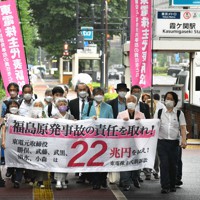 東電の株主が旧経営陣5人に総額22兆円を東電に支払うよう求めた株主代表訴訟の判決を前に東京地裁に入る原告や弁護団＝東京都千代田区で2022年7月13日午後2時半、西夏生撮影