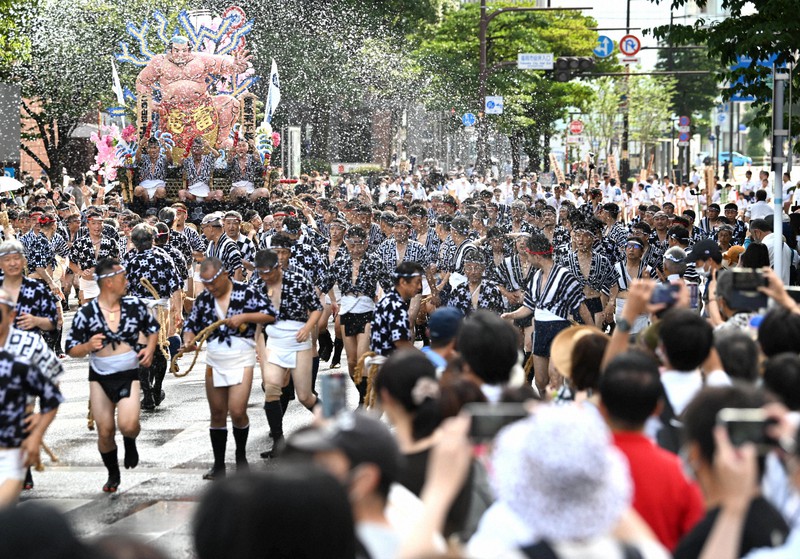 勇壮にオイサッ 博多祇園山笠 集団山笠見せ [写真特集1/14] | 毎日新聞