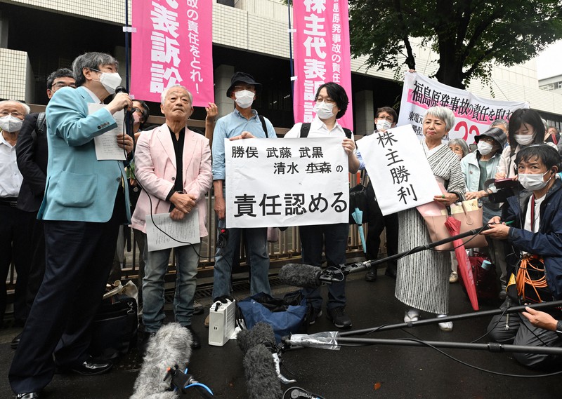 東電の旧経営陣の責任を認める東京地裁の判決を受け、報道陣の囲み取材に応じる弁護団と原告ら＝東京都千代田区で2022年7月13日午後3時52分、西夏生撮影