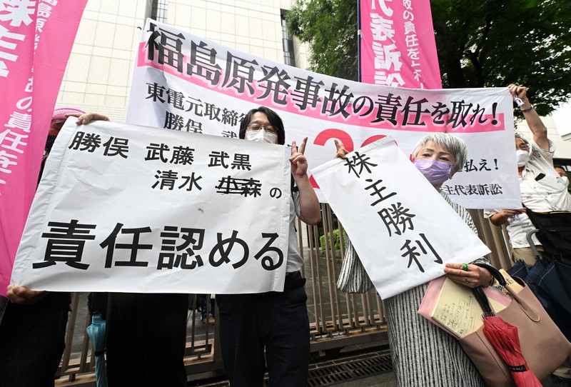 東電の旧経営陣の責任を認める東京地裁の判決を受け、笑顔を見せる原告ら＝東京都千代田区で2022年7月13日午後4時4分、西夏生撮影