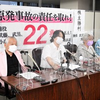 東電の旧経営陣の責任を認める東京地裁の判決後、記者会見する弁護団と原告ら＝東京都千代田区で2022年7月13日午後5時19分、西夏生撮影