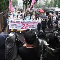 東電の株主が旧経営陣5人に総額22兆円を東電に支払うよう求めた株主代表訴訟の判決を前に東京地裁に入る原告や弁護団＝東京都千代田区で2022年7月13日午後2時半、西夏生撮影