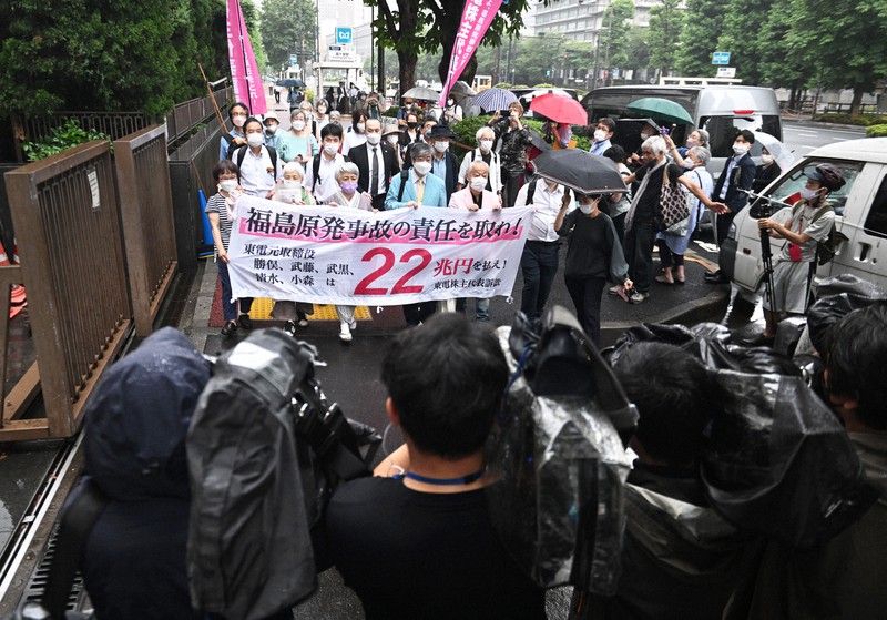東電の株主が旧経営陣5人に総額22兆円を東電に支払うよう求めた株主代表訴訟の判決を前に東京地裁に入る原告や弁護団＝東京都千代田区で2022年7月13日午後2時半、西夏生撮影