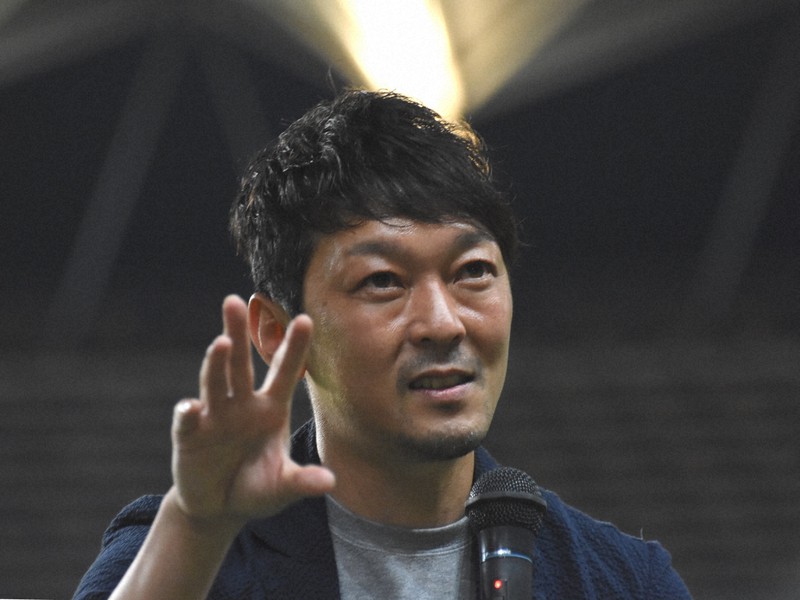 サッカー教室に通う親子向けに講演する羽生直剛さん=千葉市で2022年5月24日午後7時54分、江連能弘撮影
