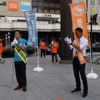 共同街頭演説に臨む参政党新人の新倉哲郎氏（右）とNHK党新人の小島糾史氏（左）＝群馬県高崎市のJR高崎駅前で2022年7月9日、田所柳子撮影