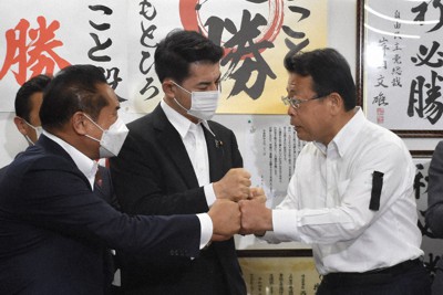 当選が決まり、自民党県連の柴山昌彦会長（中央）らとグータッチをする西田実仁氏（右）＝さいたま市浦和区で2022年7月10日午後10時48分、清藤天撮影