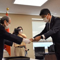 当選証書を受け取る小林氏（右）＝新潟県庁で2022年7月13日、内田帆ノ佳撮影