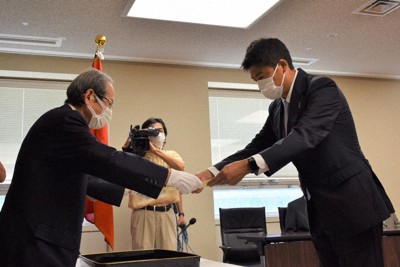 当選証書を受け取る小林氏（右）＝新潟県庁で2022年7月13日、内田帆ノ佳撮影
