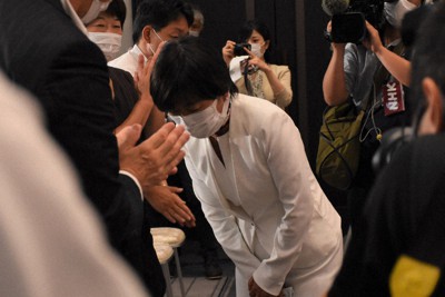 落選が報じられ、支援者らに頭を下げる森氏（中央）＝新潟市中央区で2022年7月10日、池田真由香撮影