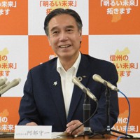 知事選に向け、公約を発表する阿部守一氏＝長野市で2022年7月13日、鈴木英世撮影