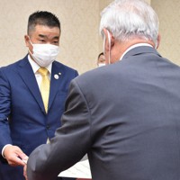 当選証書を受け取る三日月大造氏＝滋賀県庁で、菅健吾撮影