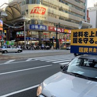 国民民主党の陣営が玉木雄一郎代表の演説準備を進めていたため、維新陣営は本通交差点では演説せず、選挙カーはJR広島駅北口に向かった＝広島市中区で2022年6月23日、矢追健介撮影