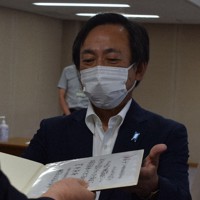 当選証書を受け取る古庄氏