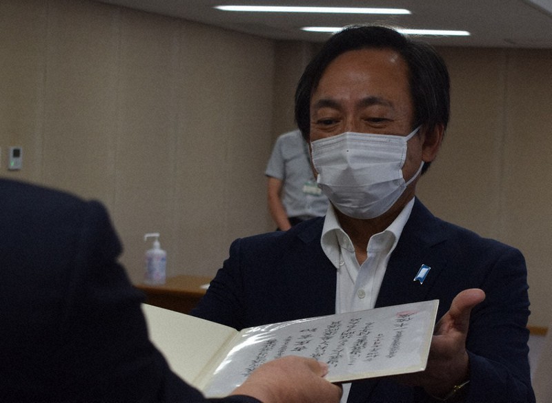 当選証書を受け取る古庄氏