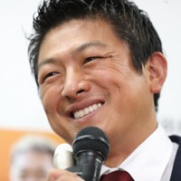 当選確実となり、記者会見で笑顔を見せる参政党の神谷宗幣氏＝東京都港区で2022年7月11日午前6時11分、三浦研吾撮影