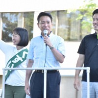 参院選で維新新人の楠井祐子氏（左）、維新副代表で大阪府知事の吉村洋文氏（右）と共に街頭で演説する国民民主の前原誠司代表代行＝京都市中京区で2022年6月28日午後4時50分、添島香苗撮影