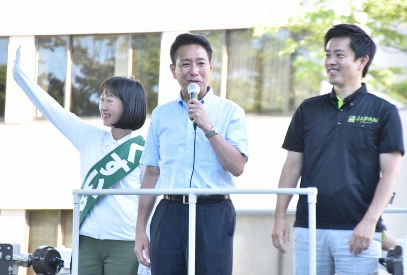 参院選で維新新人の楠井祐子氏（左）、維新副代表で大阪府知事の吉村洋文氏（右）と共に街頭で演説する国民民主の前原誠司代表代行＝京都市中京区で2022年6月28日午後4時50分、添島香苗撮影