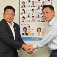再選から一夜明け、連合福岡の藤田桂三会長（右）にあいさつに訪れた古賀之士参院議員＝福岡市博多区の連合福岡で2022年7月11日午前8時55分、野間口陽撮影