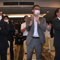 自民新人の広瀬めぐみ氏の当選確実の知らせを受け、喜ぶ（左から）鈴木俊一財務相、藤原崇県連会長、選対本部長の平野達男元復興相＝盛岡市で2022年7月10日午後11時8分、奥田伸一撮影