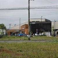 新たな町づくりの中心となるJR双葉駅東口。周囲は家屋や商店の解体も進み、無人駅の駅舎が目立っている＝福島県双葉町で2022年6月8日午後2時38分、尾崎修二撮影