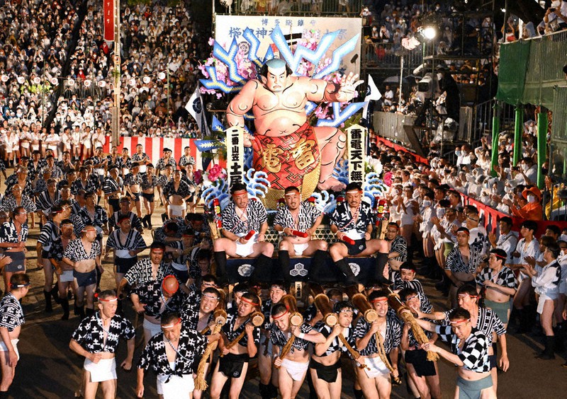 博多っ子万感 追い山笠、意気衝天 3年ぶり開催 雨の中、駆け抜けた