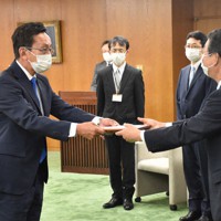 参院選の当選証書を受け取る自民党の船橋利実氏（左）＝札幌市中央区で2022年7月14日午前10時58分、山田豊撮影