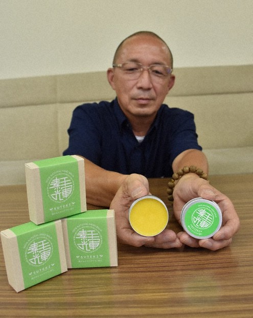 茶の実の油を使ったバーム「素手輝」と宮崎逸巳さん=三重県松阪市役所で2022年7月12日、田中功一撮影