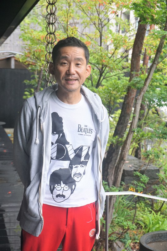 新刊『書こうとしない「かく」教室』(ミシマ社)は「たまたま自叙伝みたいになった」と語る作家のいしいしんじさん=京都市で2022年6月6日、清水有香撮影