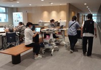 院内では仕事をするスタッフと入院患者・家族が気軽に話せるようにと、スペースの分け隔てがない＝東京都板橋区の「おうちにかえろう。病院」で、中澤まゆみ撮影