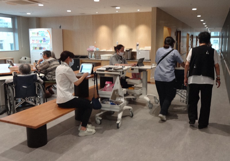 院内では仕事をするスタッフと入院患者・家族が気軽に話せるようにと、スペースの分け隔てがない=東京都板橋区の「おうちにかえろう。病院」で、中澤まゆみ撮影