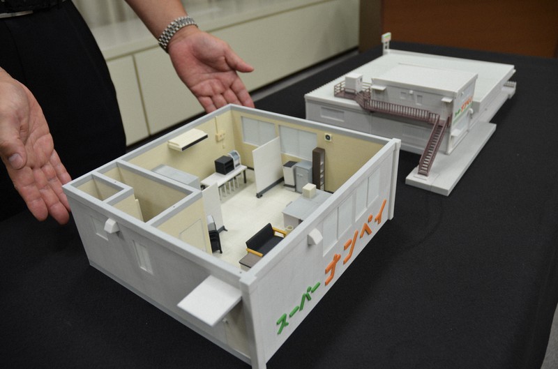 警視庁が3Dプリンターを使って事件現場を再現した模型=東京都千代田区の警視庁本部で2015年7月24日、山崎征克撮影