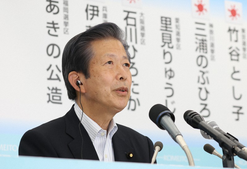 報道各社の取材に対応し、質問に答える公明党の山口那津男代表=東京都新宿区で2022年7月10日午後9時59分、佐々木順一撮影