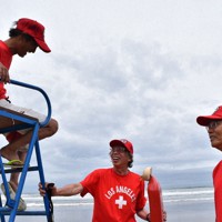サーフィン仲間の鈴木一司さん（右）、金沢進一さん（左）の3人でライフガード役を務める“レジェンドサーファー”の関根乃さん＝福島県楢葉町山田浜の岩沢海水浴場で2022年7月16日午後1時31分、柿沼秀行撮影