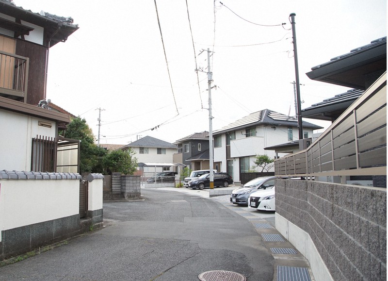 8日以降、猿の出没が相次いでいる山口市内の住宅街=山口市小郡新町で2022年7月17日午後7時14分、福原英信撮影