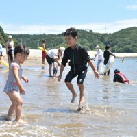 「海の日」に子どもらでにぎわう十八成浜海水浴場＝宮城県石巻市で2022年7月18日午前11時51分、百武信幸撮影