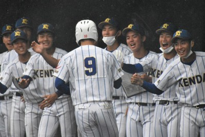 健大高崎高校野球部　甲子園出場記念　半袖Vジャン　群馬　ハーフジップ　練習着 健大高崎が完封ゲームで初戦突破！スーパー1年生の初スイング初