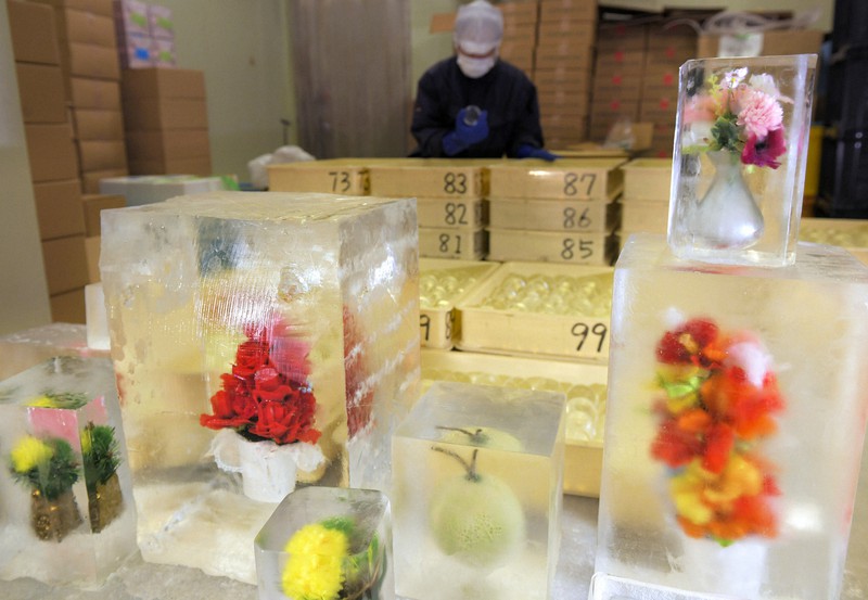 過去最も早い梅雨明けで注文が増加し、出荷に追われる氷華(手前)や、飲食店用の氷(奥)=東京都荒川区の小野田商店尾竹橋工場で2022年7月8日、手塚耕一郎撮影