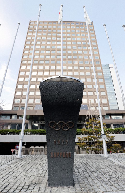 札幌市役所（奥）前にある1972年札幌冬季五輪の聖火台＝札幌市中央区で2021年11月29日、貝塚太一撮影