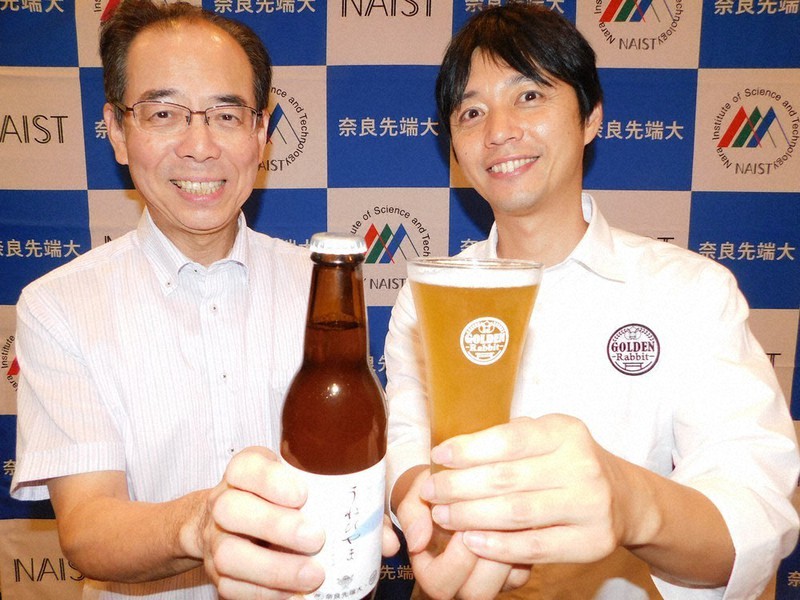 クラフトビール「うねびやま」を共同開発した「ゴールデンラビットビール」の市橋健代表(右)と奈良先端科学技術大学院大学の高木博史教授=奈良県生駒市高山町の同大学で2022年7月7日午後3時18分、村瀬達男撮影