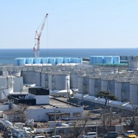東京電力福島第1原発の構内で、処理水がためられているタンク＝福島県大熊町で2022年2月26日、西夏生撮影